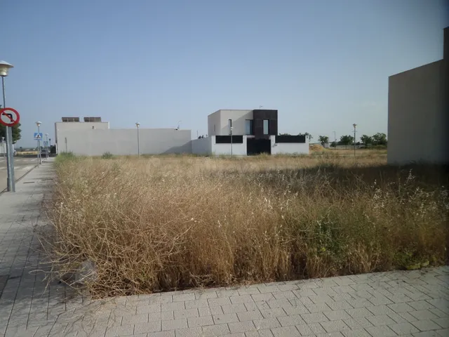 *SOLAR en ESQUINA, con 640m2 junto a la zona de Institutos.  - foto 3