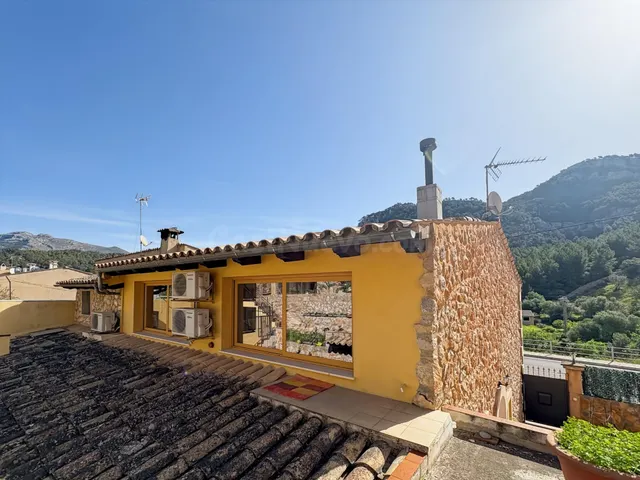 Casa de Pueblo con Jardín Escalonado y Espectaculares Vistas - foto 2