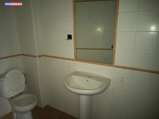 Se vende céntrico hostal-mesón — 24