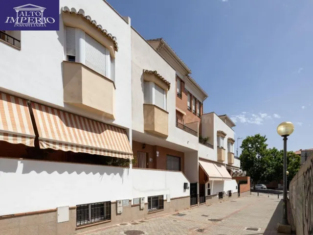 AMPLIA CASA ADOSADA DE 241 m2 CON 4 DORMITORIOS, GARAJE, SÓTANO, PATIO Y TERRAZAS — 3