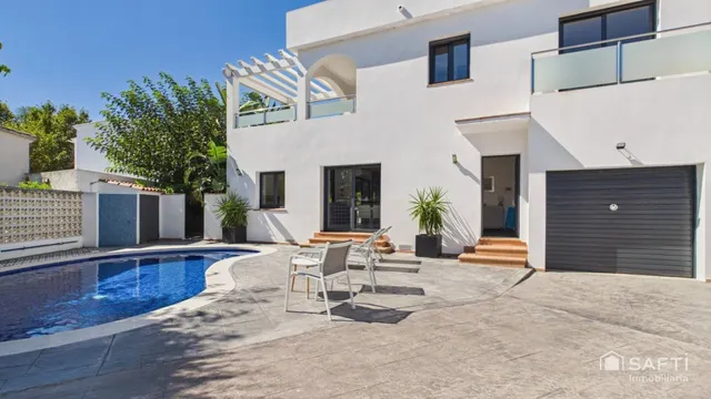Casa moderna con cuatro habitaciones, piscina y garaje — 40