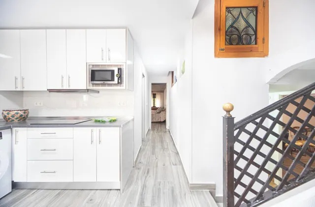Ponemos a la venta este precioso y peculiar chalet con piscina privada. — 29