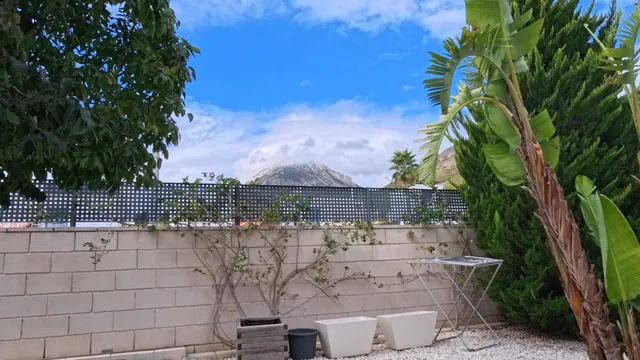 Amplio apartamento de esquina en planta baja con parcela y estudio exterior — 35