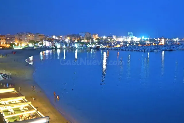 Amplio apartamento (aprox. 90 m2 - 2.ª planta) en primera línea de Playa del Acequión. Gran balcón con vistas al mar (suroeste), piscina comunitaria, cerca del centro, y directamente en la playa. — 48