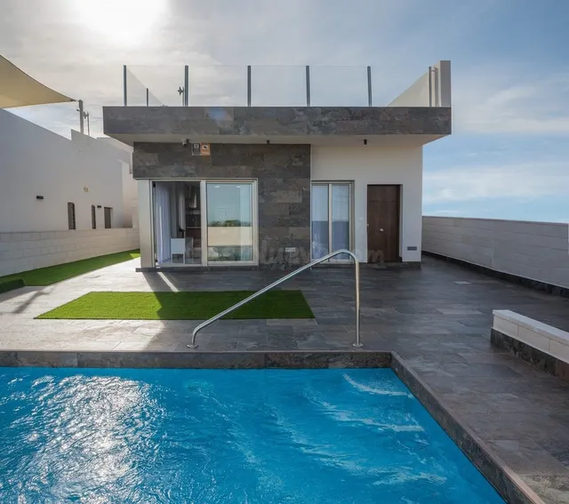 VILLA CONTEMPORANEA JUNTO A CAMPO DE GOLF