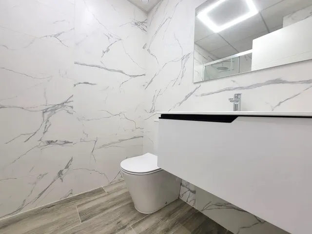 Moderno apartamento muy espacioso, en esquina, 3 dormitorios, 3 baños, parking, piscina, a 5 minutos a pie de la Playa del Cura — 22