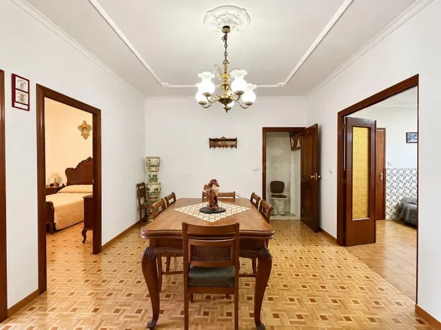 Casa con gran garaje, terraza y múltiples posibilidades en G