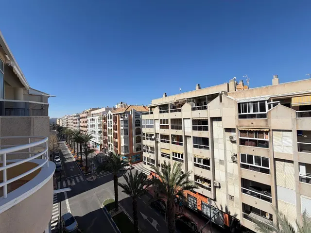 Ático con vistas al mar en av. de las habaneras con vistas al mar. 2 dorm. 1 baño. superficie de 79 m2. — 38