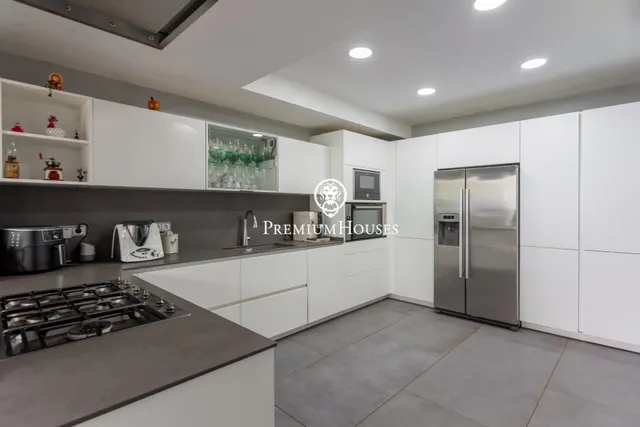 Amplia vivienda con ascensor, patio y terrazas — 9