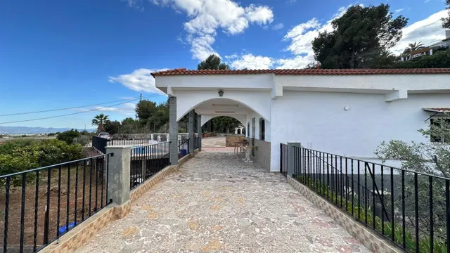 Encanto rústico con piscina y paellero: tu refugio ideal par