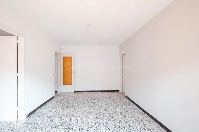 Piso totalmente exterior con balcón en una ubicación tranqui - foto 5