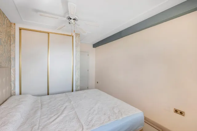 Apartamento en venta en Torrevieja, ubicado en la zona de La Loma, a pocos minutos a pie de la Playa del Cura. Primera línea de mar! — 20