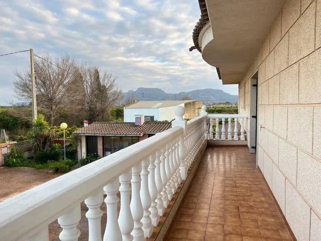 ESPETACULAR  CASA/CHALET A SOLO 8 KM DE CULLERA , CON AMPLIA PARCELA, FRUTALES Y PISCINA. — 38