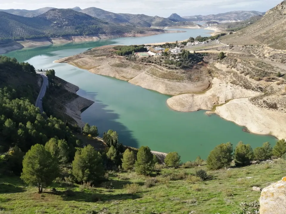Ideal cómo inversión o si desea vivir en un pueblo con encanto como es Iznájar (Córdoba).