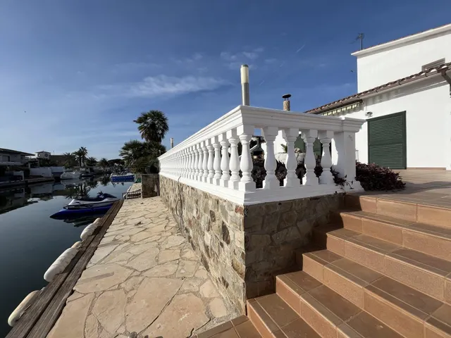 Bonita casa vista al canal con amarre y piscina