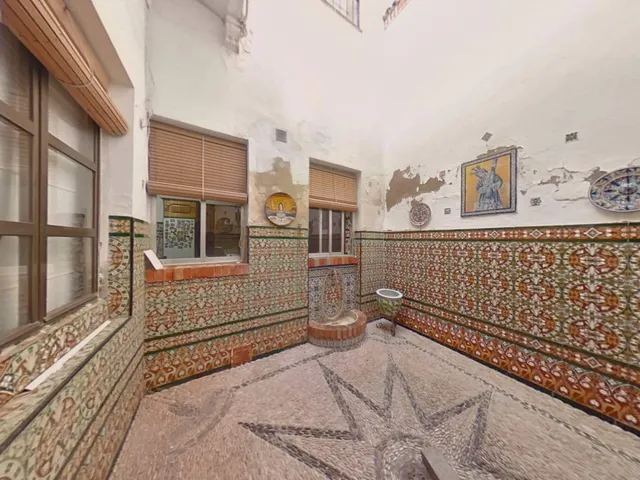 ESPECTACULAR CASA JUNTO A LA PLAZA DE  SAN MIGUEL. — 16