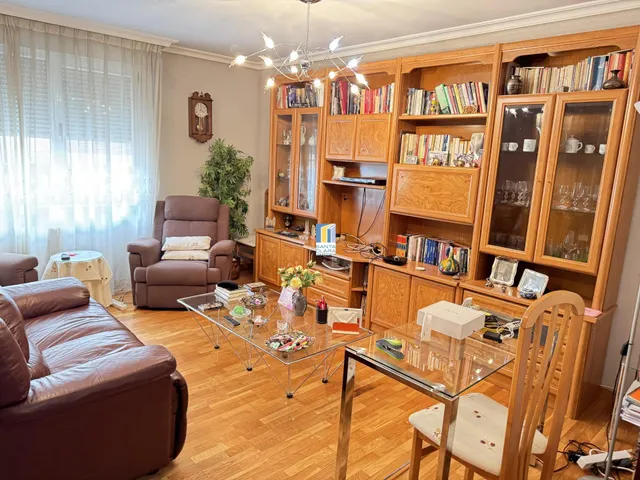 PISO EN VENTA CON 3 DORMITORIOS, 2 BAÑOS Y TRASTERO EN ZONA 