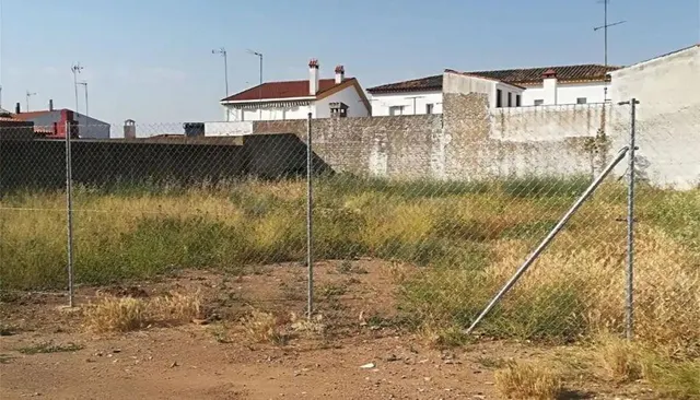 Solar urbano de 648 m2 vallado y edificable en Los Santos de