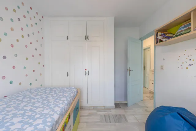 Casa independiente con piscina en La Zubia. — 26