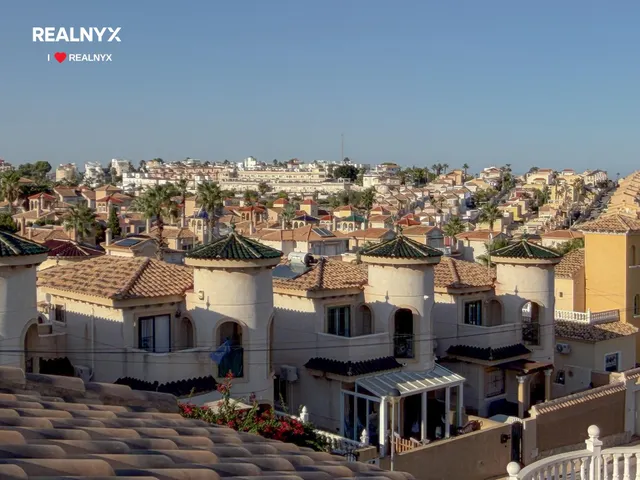 Orihuela Costa! Impresionante Villa Mediterranea con generosa parcela y amplias terrazas + Solarium privado con vistas panorámicas y piscina privada — 22