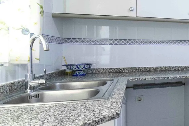 Amplia vivienda de 4 dormitorios con garaje, trastero y metro a pocos minutos — 9