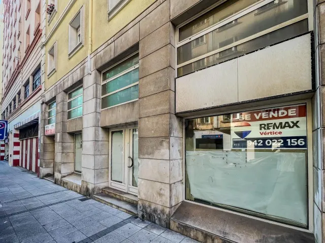 Amplio local comercial con escaparates y garaje privado en p