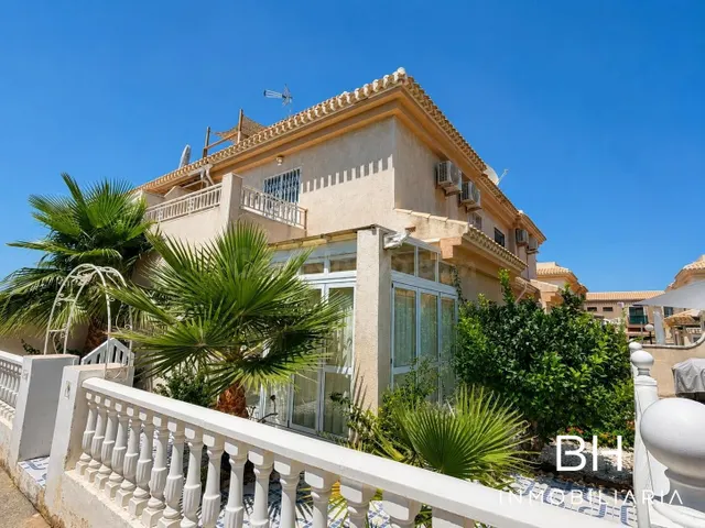 ¡Fantástico dúplex con solárium, jardín privado y piscina co