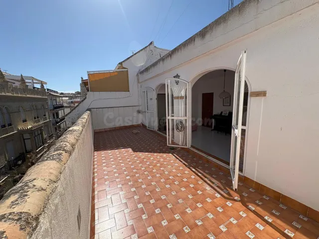 Amplia Casa de Tres Plantas en el Corazón de Morón de la Frontera — 24