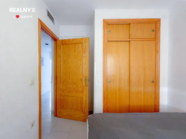 ¡Oferta Especial! Amplio apartamento con 3 dormitorios + gran terraza y vistas a la piscina comunitaria + Garaje incluido en el precio — 25