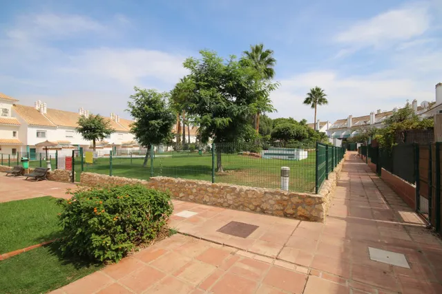 Exclusivo adosado de 3 plantas en Hoyo 14 junto al Campo de Golf – Nuevo Portil — 49