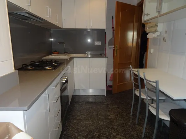 Piso de 3 habitaciones con 2 balcones e inquilino solvente e - foto 3