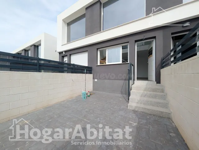 Estrena estilo de vida en este moderno adosado con gran porche, terraza, patio y piscina comunitaria — 5