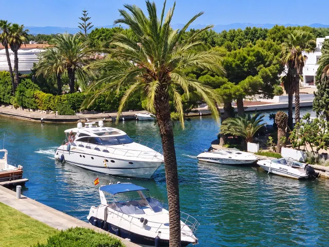 APARTAMENTO CON VISTAS AL CANAL Y TERRAZA EN EMPURIABRAVA