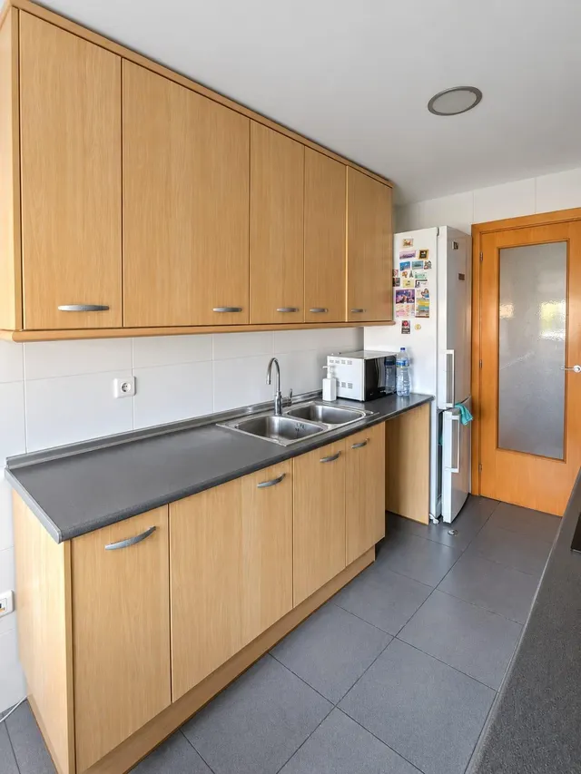Piso exterior de 4 habitaciones con balcón y parking incluido en el centro de Reus — 18