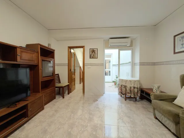 Casa con patio, terraza y acceso a dos calles en el centro de Beniarjó — 8