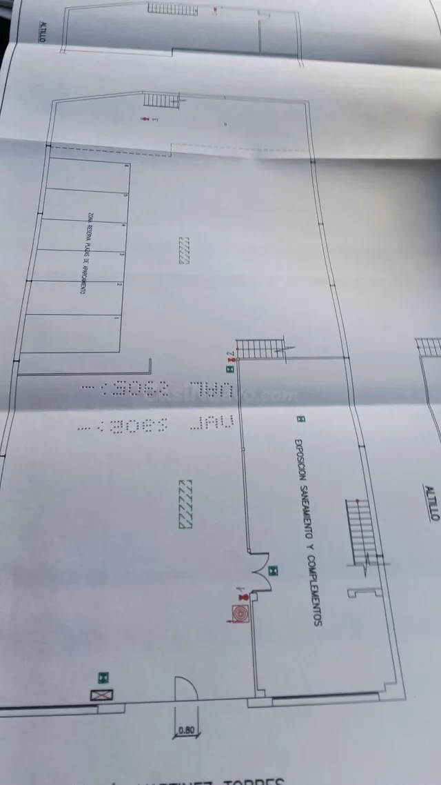 Amplia nave de 520 m2 con zona comercial, oficina y almacén - foto 4