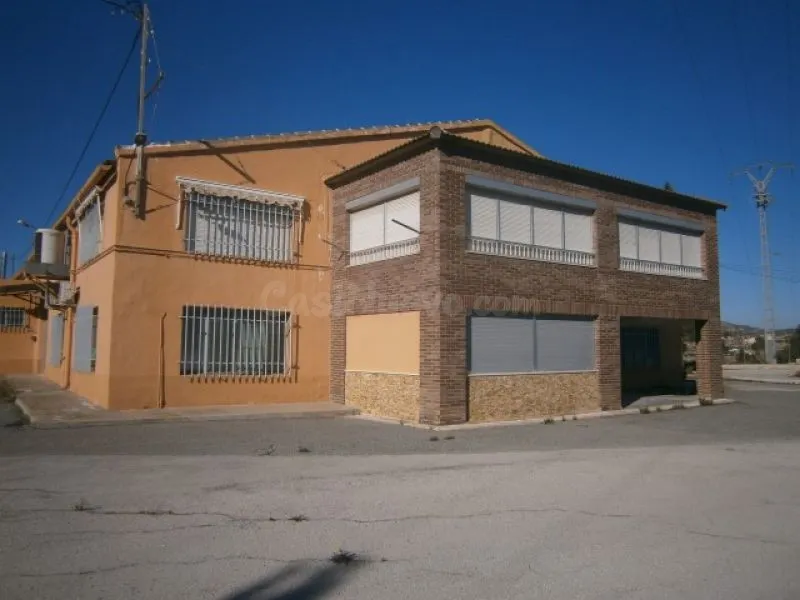 Nave industrial con vivienda y parcela de 11.800 metros