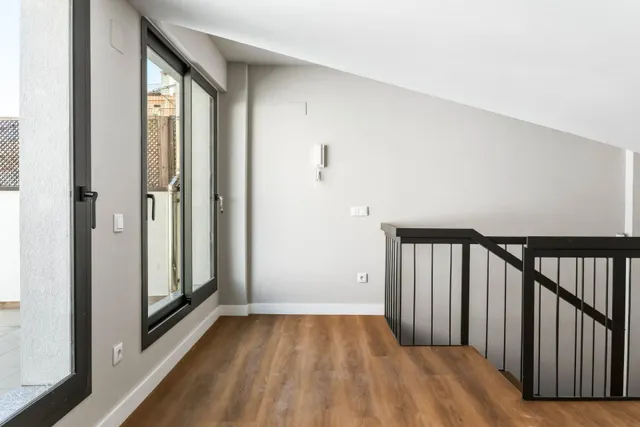 Vivienda reformada a estrenar con 3 estancias, terraza privada y espacio polivalente en Badalona — 18