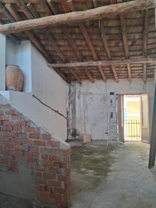 Oportunidad única en el casco histórico de Cocentaina: Casa de pueblo de 206 m2 semi-reformada con terraza y vistas — 7