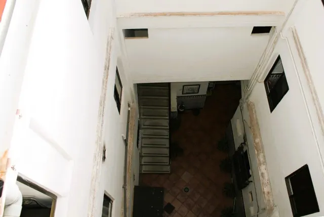 CASA DE VECINOS CON 8 APARTAMENTOS — 26