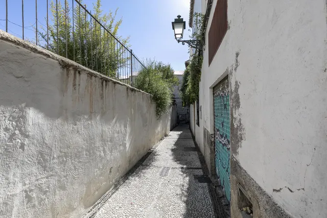 Edificio histórico junto a Plaza Larga, en el corazón del Albaicín (Granada) — 12