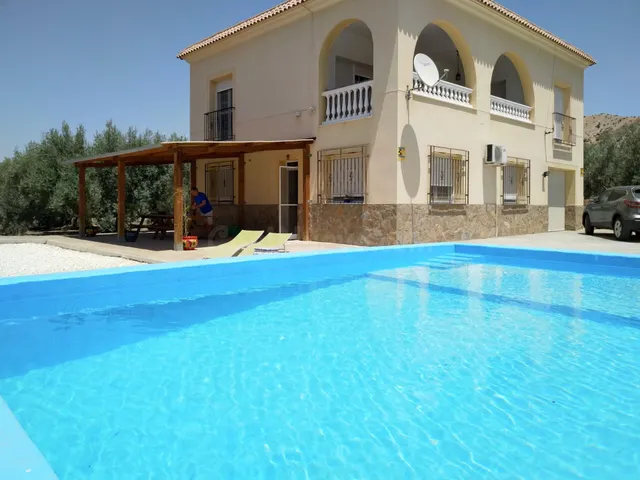 Chalet con piscina y 4.509 m2 de parcela a solo 25 minutos d