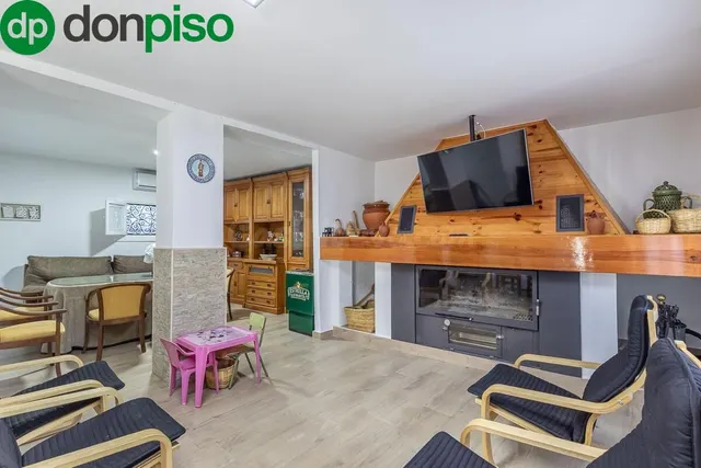 Encantadora Casa de una Planta con Amplio Terreno y Piscina  - foto 2
