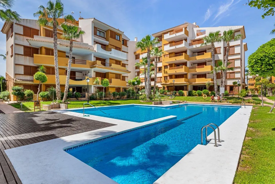 Apartamento en la Planta Baja con Encanto con Vista a la Piscina en Recoleta, Punta Prima