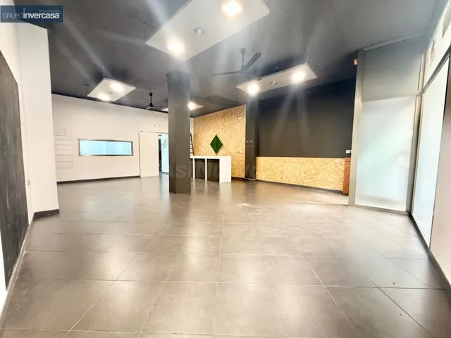 Local comercial en alquiler, se encuentra situado en zona Re