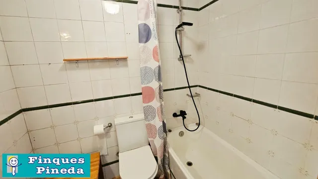CASA PLANTA BAJA CON 2 VECINOS CON JARDÍN — 14