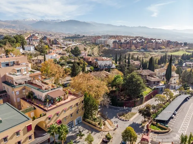 chalet independiente con la mejor parcela en la prestigiosa  urbanización de el serrallo — 36
