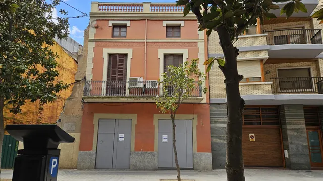 Edifificio neoclasico en el centro de Figueres. — 7