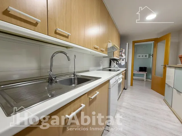 Excelente ubicación y reforma integral en este luminoso piso exterior con terraza, garaje y piscina comunitaria — 6