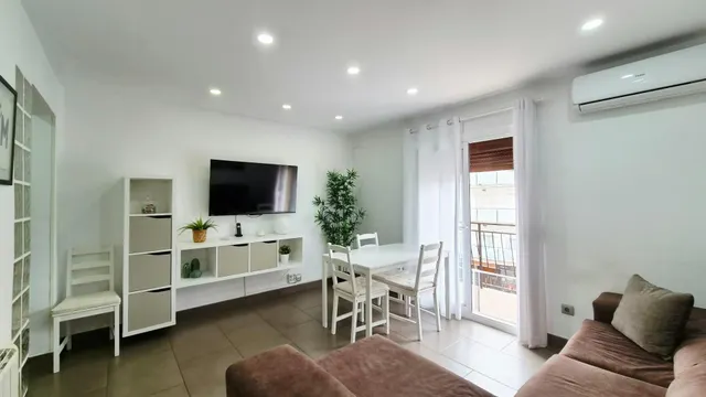 Piso reformado de tres habitaciones - foto 2